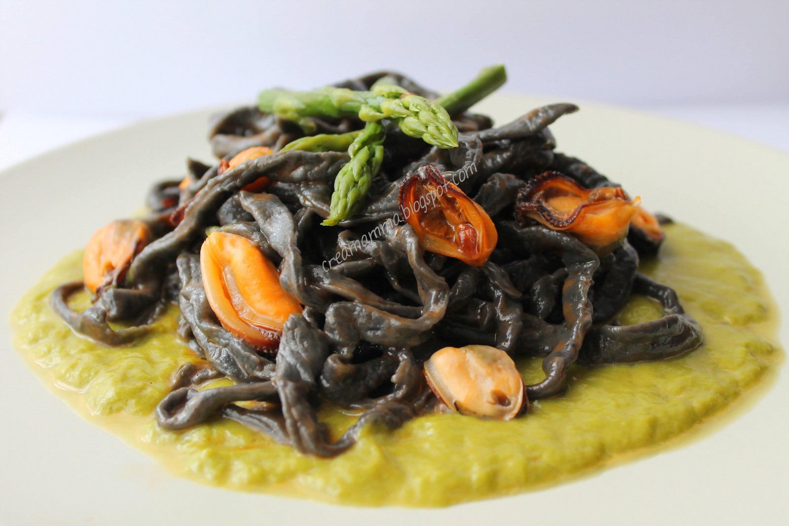 Diario di una Creamamma Fettuccine al nero di seppia con cozze e crema